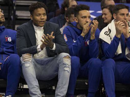 Markelle Fultz, vestido de calle en el banquillo de los Sixers.