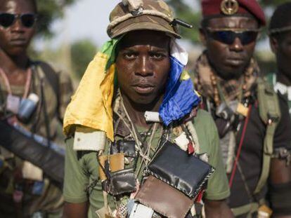 Milicianos cristianos antibalaka posan en Bangui, capital centroafricana, en febrero.