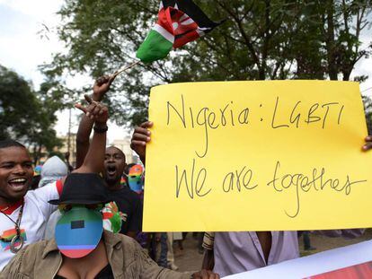 Un grupo de personas protesta en Nairobi contra la ley que extiende las penas por relaciones homosexuales, en 2014.