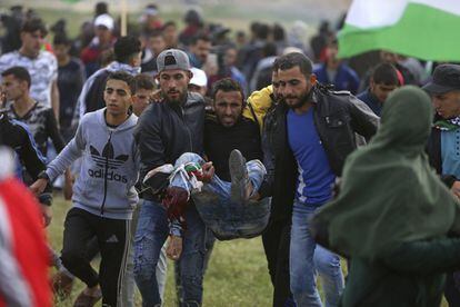 Los organizadores de la Marcha estiman una asistencia de 100.000 personas. "Hace 70 años dejamos nuestra tierra y hoy hemos decidido regresar a nuestro país", declaró Khaled al-Batsh, uno de los cabecillas de la protesta a France Presse (Afp). En la imagen, un joven herido palestino es evacuado durante los enfrentemientos con las tropas israelíes, el 30 de marzo.