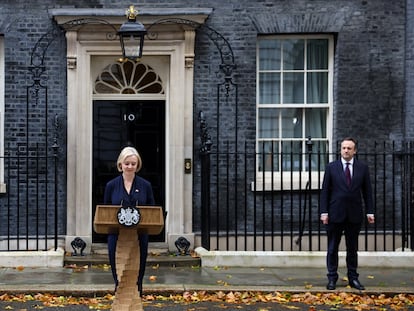 British Prime Minister Liz Truss announces her resignation, as her husband Hugh O'Leary stands nearby, outside Number 10 Downing Street, London, Britain October 20, 2022. REUTERS/Henry Nicholls     TPX IMAGES OF THE DAY