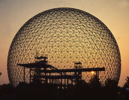 La cúpula geodésica de la Biosfera de Montreal, de 1967, ideada por Richard Buckminster Fuller.