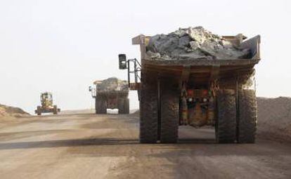 Camiones transportando mineral de cobre del pozo minero de la empresa Bisha Mining Share, al noroeste de la capital de Eritrea, Asmara.
