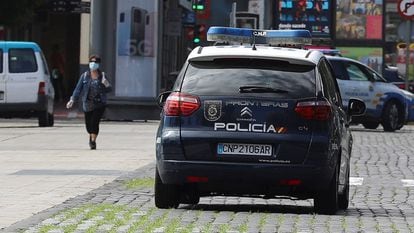Un coche de la Policía Nacional, este miércoles en Las Palmas de Gran Canaria.