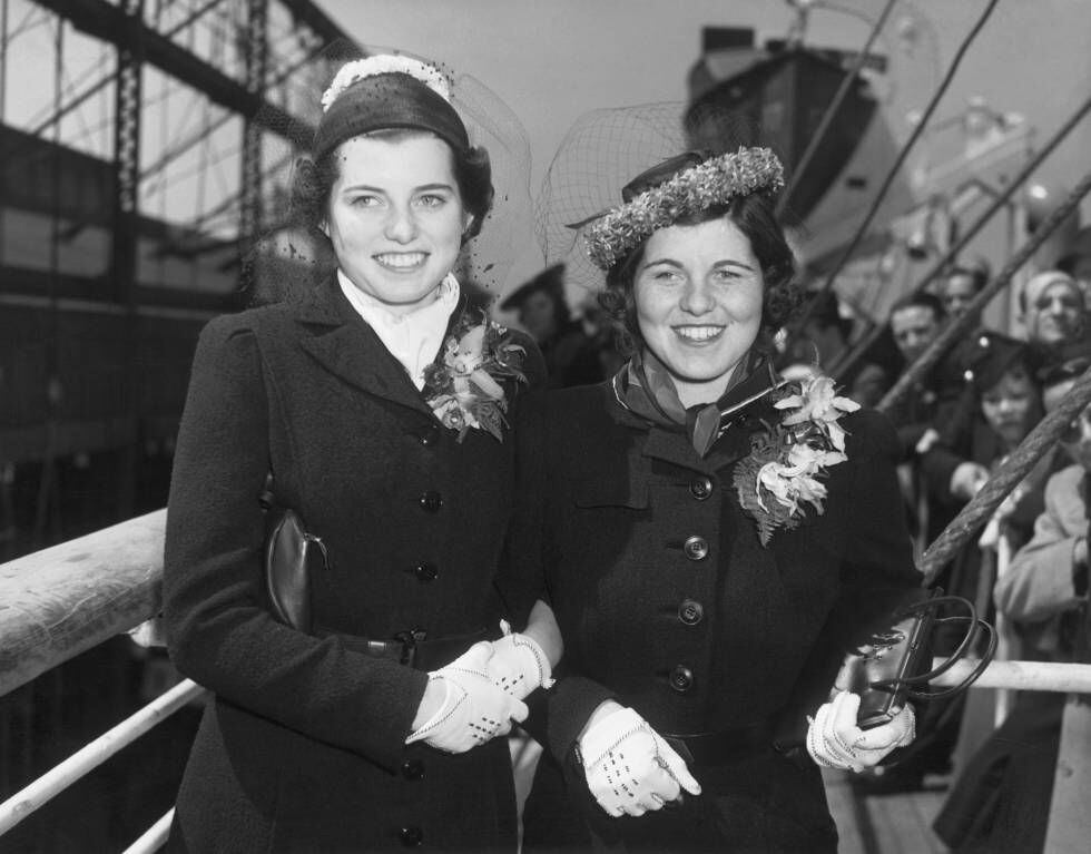 Eunice y Rosemary Kennedy a punto de embarcar para reunirse con sus padres en Inglaterra en 1938.