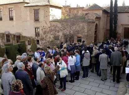 Colas ayer a la entrada de los Palacios Nazaríes de la Alhambra de Granada.