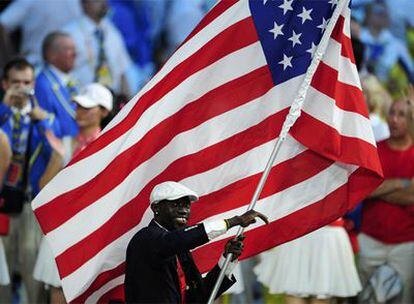 López Lomong lleva la bandera de Estados Unidos ayer en la inauguración de los Juegos.