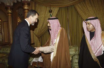 Felipe VI da las condolencias al rey saud&iacute;, Salman bin Abdulaziz, por la muerte de su hermano  y antecesor, en enero pasado.
