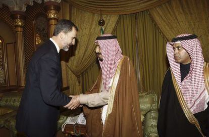 Felipe VI da las condolencias al rey saudí, Salman bin Abdulaziz, por la muerte de su hermano y antecesor, en enero pasado.