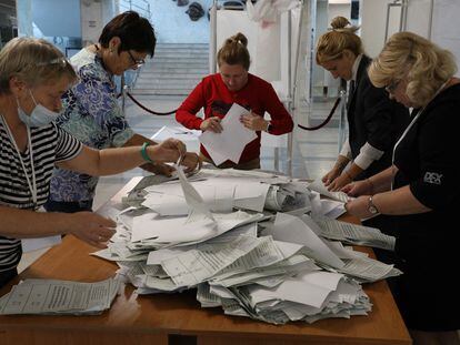 Escrutinio de los votos del referéndum en Crimea, el martes.
