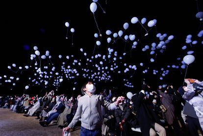 Un grupo de personas lanzan globos al aire para celebrar la llegada del 2023 en Tokio (Japón). 