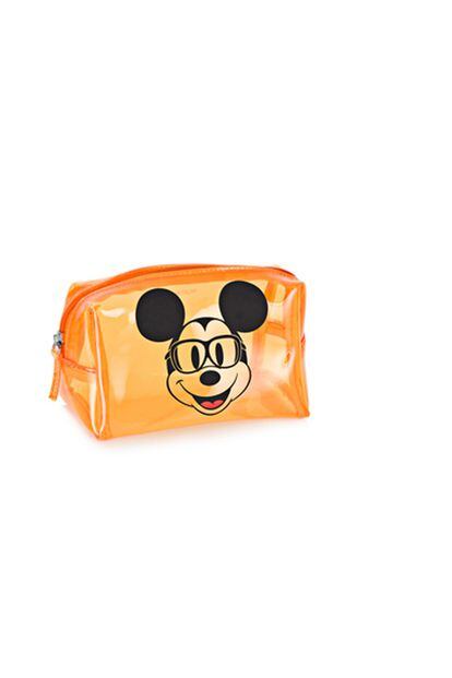 La infantilización en las prendas se traslada a los accesorios. Este neceser con estampado de Mickey Mouse es de women' secret (14,95 euros).