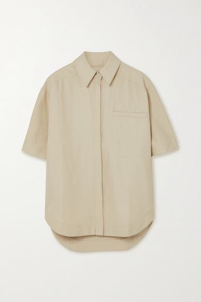 En manga corta, color tostado y de líneas depuradas. Esta camisa de Loulou Studio lo tiene todo, además de un 50% de descuento que deja su precio en 143,10 euros.