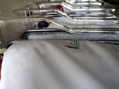 Beb&eacute;s y ni&ntilde;os reci&eacute;n nacidos en sus cunas de la maternidad del Hospital Cl&iacute;nico de Barcelona.