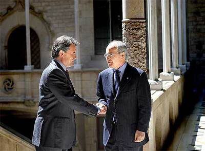 El líder de CiU, Artur Mas, saludando ayer al presidente de la Generalitat, José Montilla.