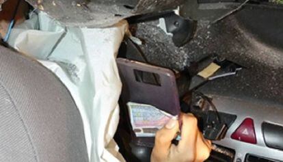Un conductor fallecido con el móvil en la mano tras el accidente.