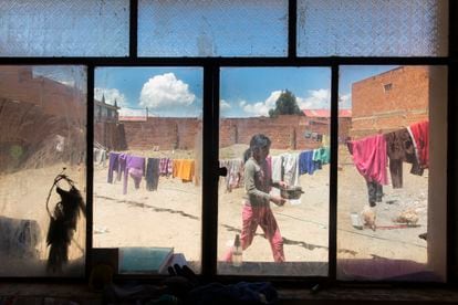 Mónica en su casa, en El Alto.  La niña vive con sus hermanas, su madre y sus sobrinos en una casa muy precaria. En breve se van a mudar a una mejor.
