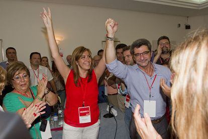 Antonio Gutiérrez Limones estrecha la mano a Susana Díaz después de ser elegida como secretaria general del PSOE de Sevilla en julio de 2012.