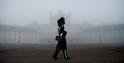 Varios guardias vigilan delante del castillo de Fredensborg (Dinamarca).