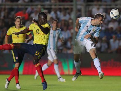 Pratto cabecea y marca el segundo gol ante Colombia.