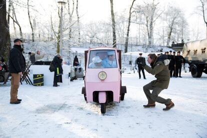 Tony Revolori and Ralph Fiennes, together with director Wes Anderson, in the recording of a scene from 'The Grand Budapest Hotel'. 