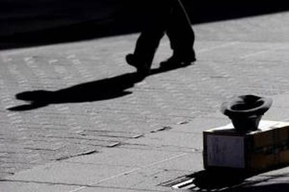 Detalle del sombrero de un mendigo en una céntrica calle de Valladolid. EFE/Archivo