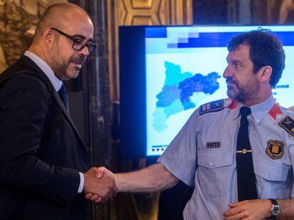 El conseller d'Interior, Miquel Buch, saluda el comissario cap dels Mossos d'Esquadra Ferran López