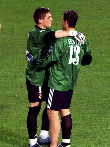 Casillas y César, tras la final de la Champions de Glasgow 2002.
