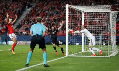 Mile Svilar, portero del Benfica, sujeta la pelota sobre la línea de gol en un partido entre el Benfica y el Manchester United en Lisboa, el 18 de octubre de 2017.