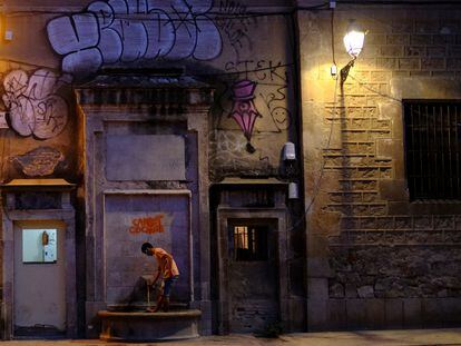 Un joven utiliza una fuente del casco antiguo del centro de Barcelona. Reuters / Nacho Doce