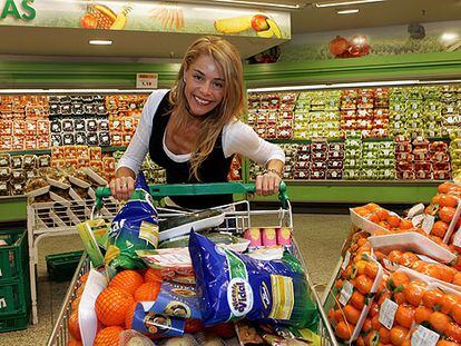 Belén Rueda hace la compra en un supermercado en el centro de Madrid.
