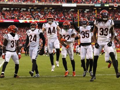 Los miembros de la defensiva de los Cincinnati Bengals, este domingo, en Kansas City, tras vencer a los Chiefs.