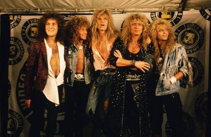 Whitesnake posan en la alfombra roja de los MTV Music Awards celebrados en California en 1987. David Coverdale es el segundo por la derecha.