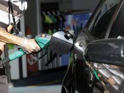 Un conductor reposta hoy en una gasolinera de Madrid. EFE/Archivo