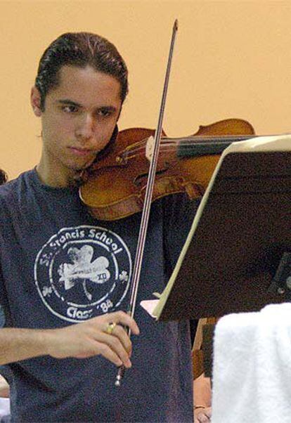 Jesús Reina, tocando un Stradivarius durante la grabación del disco de Jesús de Monasterio.