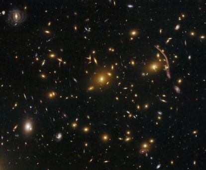 Conjunto de galaxias Abell 370 situadas a una distancia de unos 5.000 millones de años luz de la Tierra, fotografiado por el telescopio espacial `Hubble´.