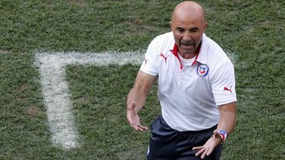 Sampaoli gesticula en el partido que enfrentó a Chile con Holanda.