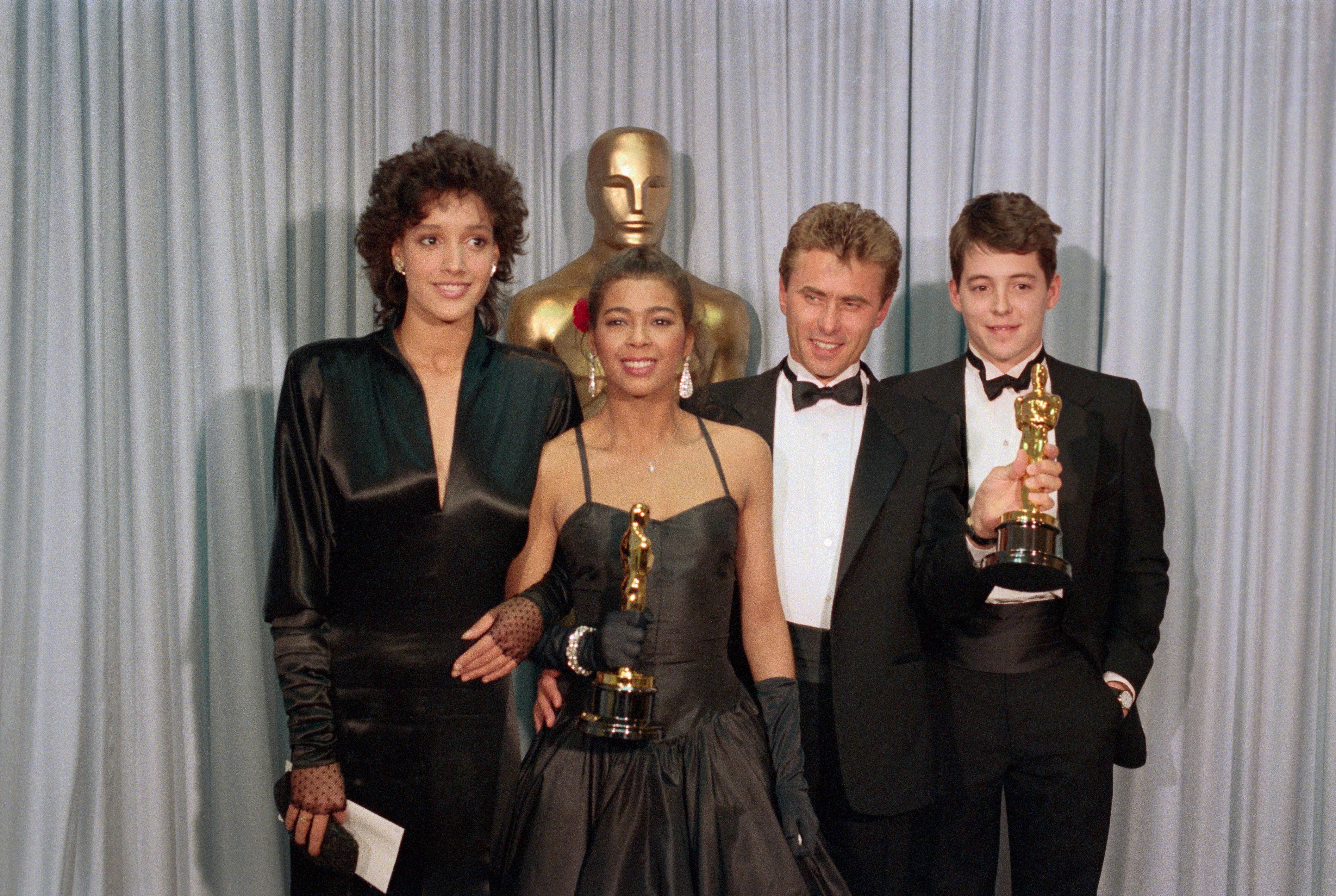 Jennifer Beals, Irene Cara, Keith Forsey y el actor Matthew Broderick, en los Oscar de 1984. 