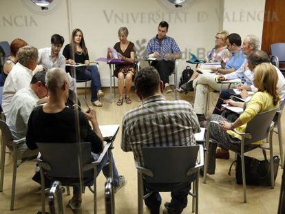 Representants del PSPV-PSOE, Compromís i Podem durant la negociació.