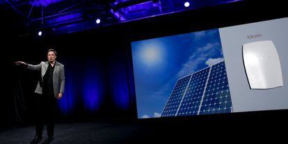 Elon Musk presenta las baterías del hogar de Tesla.