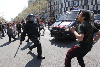 Altercados en el paseo de Gracia de Barcelona durante la jornada de huelga general.