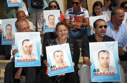 Manifestantes en apoyo de Ali Aarrass al inicio del juicio en Sale (Marruecos) en 2012.