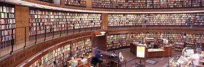La gran sala de lectura de la Biblioteca Pública de Estocolmo, proyectada por Gunnar Asplund. El edificio, inaugurado en 1928, alberga más de dos millones de libros.