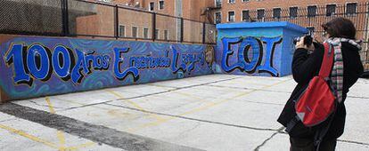 Grafiti pintado por alumnos en el patio de la actual Escuela Oficial de Idiomas Jesús Maestro, en Chamberí.