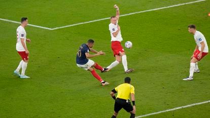 Kylian Mbappé remata con la derecha el tercer gol de Francia ante Polonia.