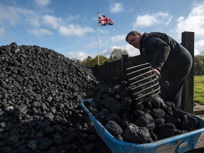 Un trabajador acarea carbón en una feria de máquinas de vapor, el pasado 17 de abril en Hollycoombe (Inglaterra).