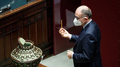 El líder del Partido Democratico, Enrico Letta, deposita su voto en la urna de la Cámara de Diputados.