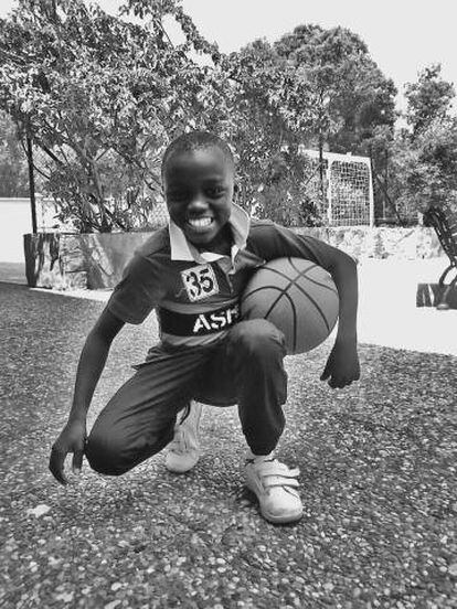 Adou, en centro Mediterráneo de Ceuta con un balón de baloncesto que le acababan de regalar.