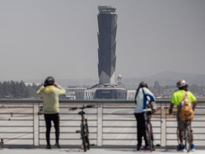 Turistas sacan fotos de la torre de control del Aeropuerto Internacional Felipe Ángeles, en Zumpanago, Estado de México.