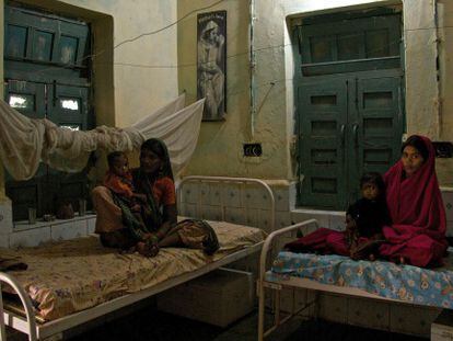 Mujeres en un centro de rehabilitaci&oacute;n nutricional en el distrito de Shivpuri, Madhya Pradesh.